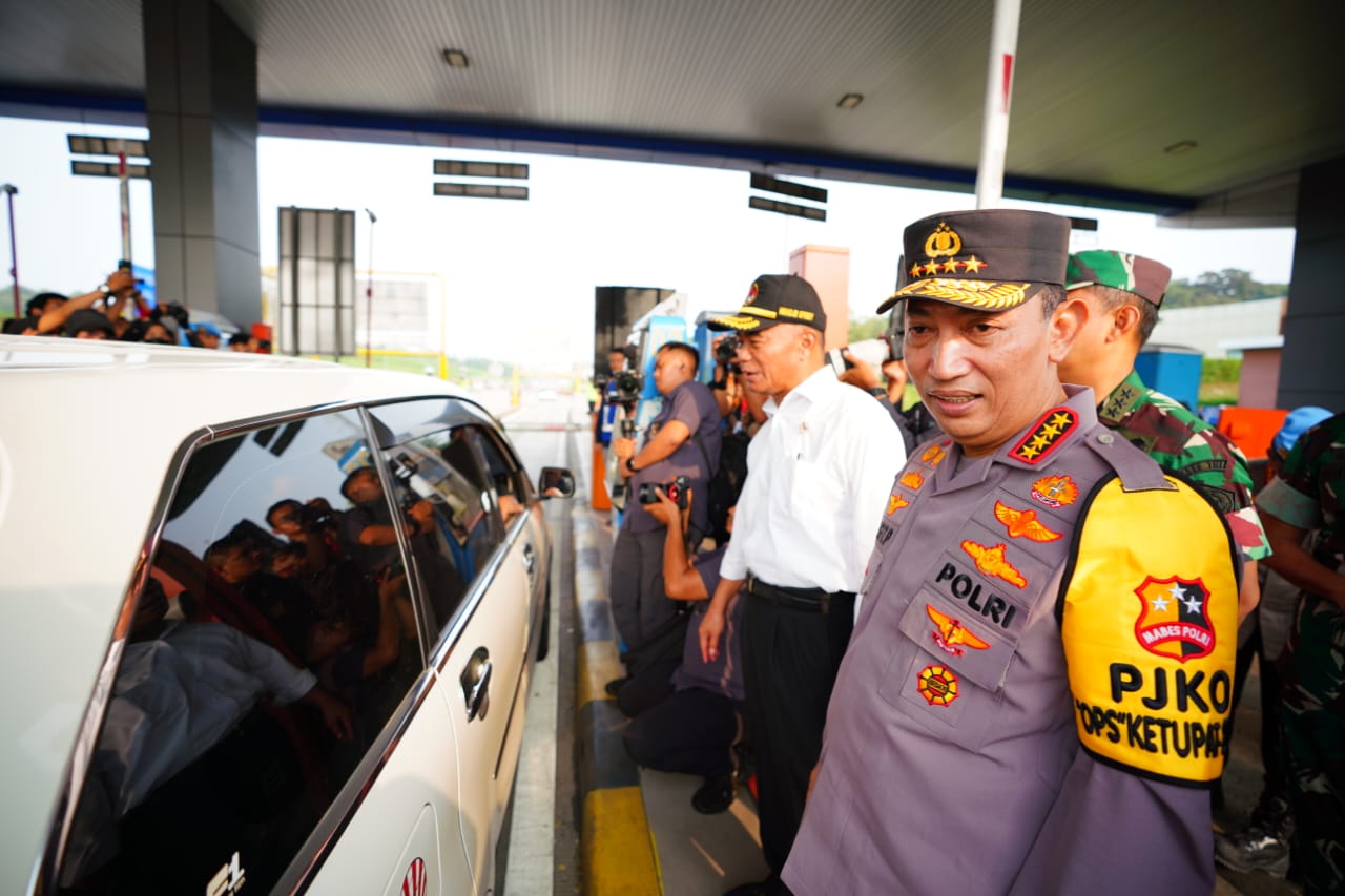 Tinjau Mudik di Jateng, Kapolri Instruksikan Mantapkan Sosialisasi Rekayasa Lalin dan Pengaturan Rest Area