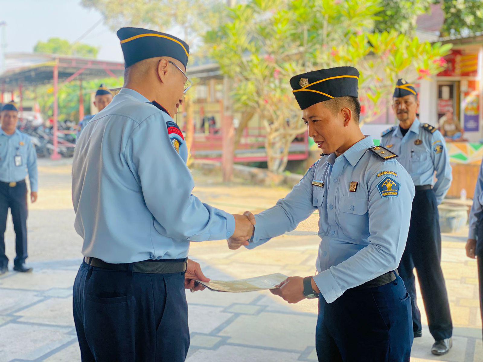 Apel pagi dan penyematan kenaikan pangkat pegawai Lapas Pamekasan