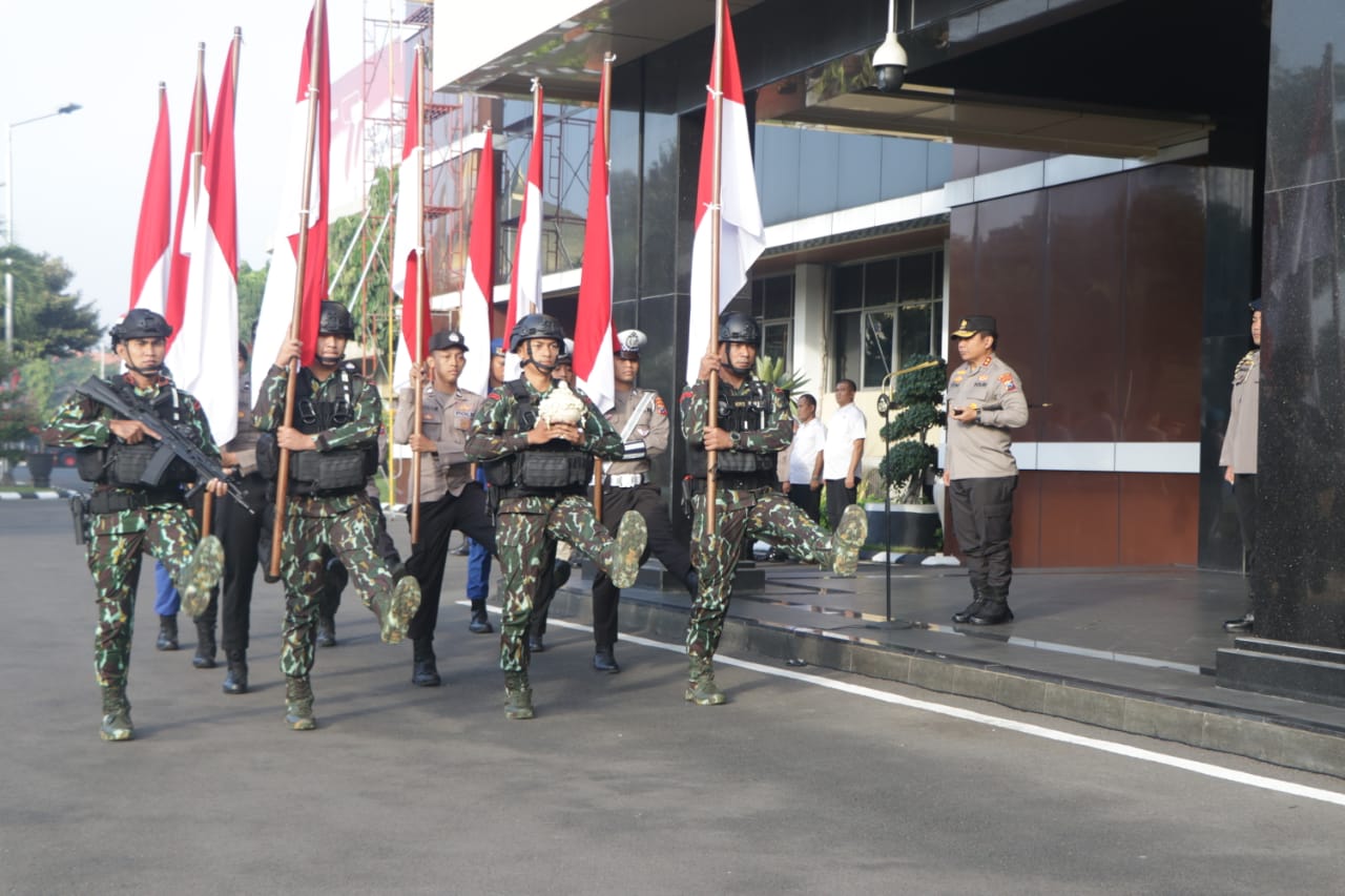 Kapolda Jatim Pimpin Tradisi Penyerahan Air Suci Sambut Hari Bhayangkara ke -77<