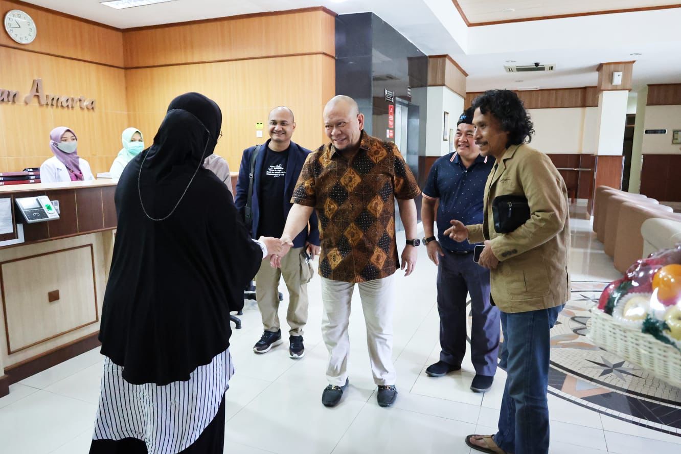 Jenguk Cak Nun, Ketua DPD RI Doakan Lekas Pulih