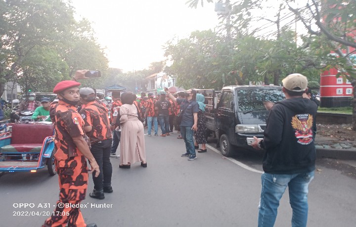 Pemuda Pancasila Kota Surabaya Kembali Bagi Bagi Takjil Ke Pengguna Jalan Raya